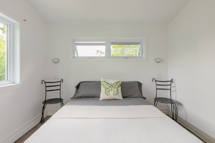 Dormitorio 1 Dormitorio loft de arriba con una cómoda cama tamaño queen. Para los madrugadores,  la ventana este ofrece vistas del río al amanecer.   Esta habitación tiene 2 armarios grandes y a la vuelta de la esquina está el baño de la planta superior.    