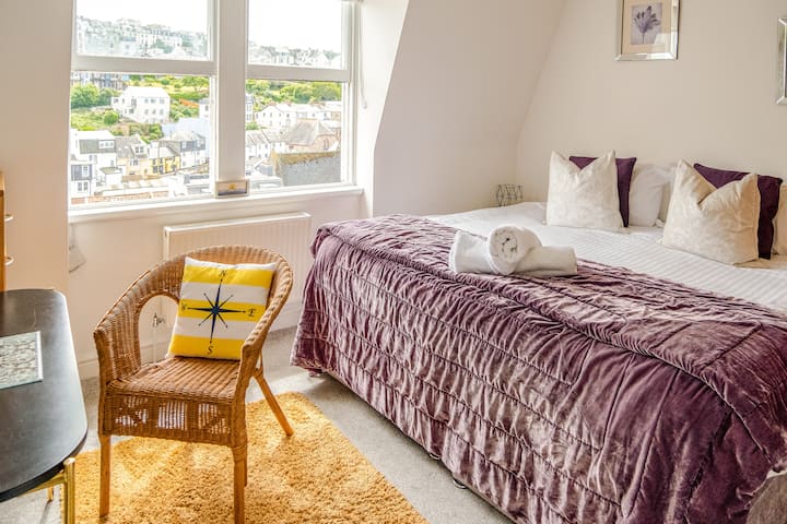 This is the twin room shown as a Super King bed.  Views over the town and harbour.
The sun shines in this room in the morning. 