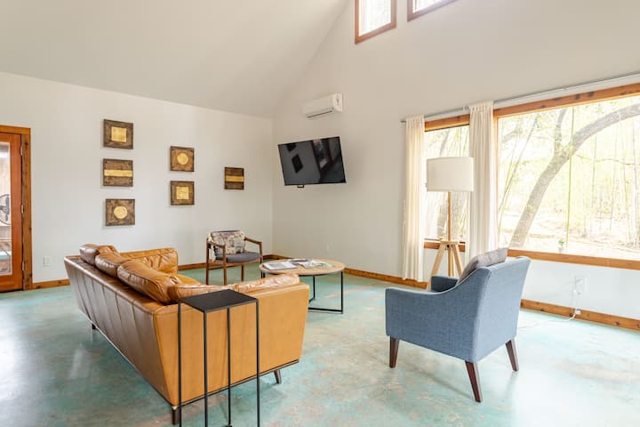 Enjoy The Tree Top View From This Oversized Flat - Wimberley, TX