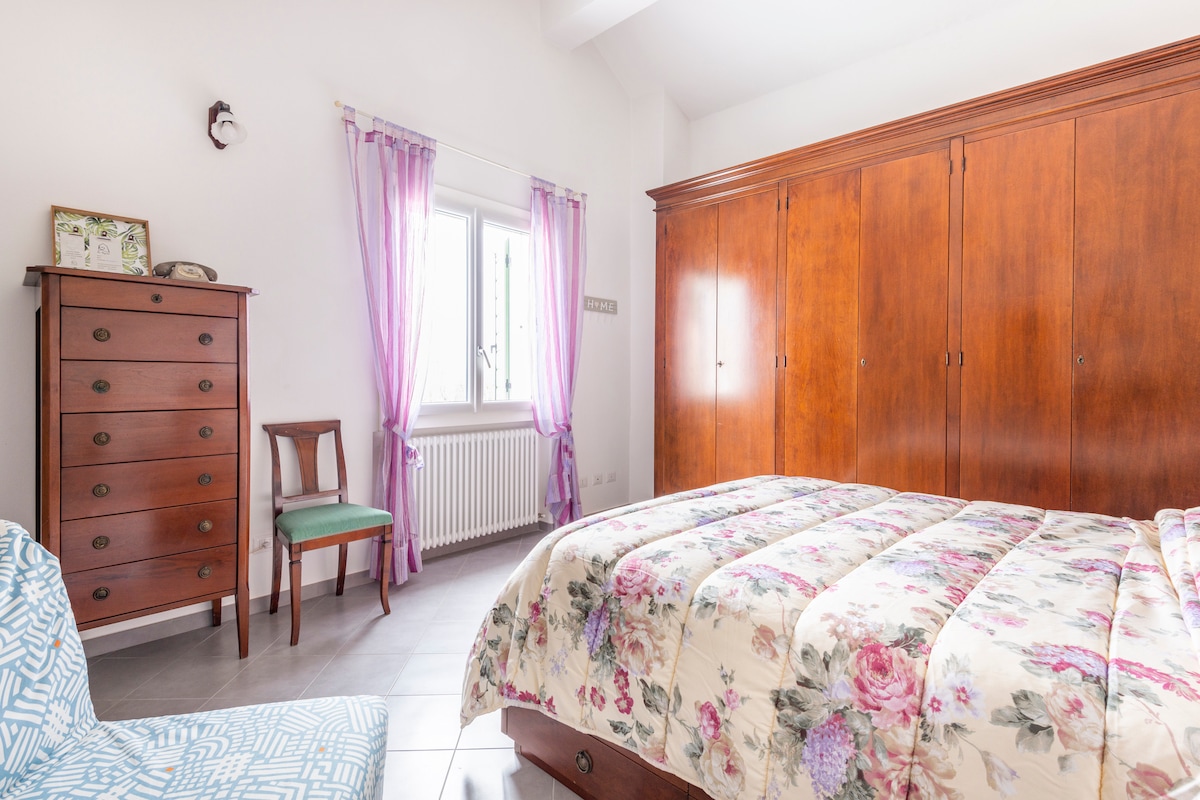 Chambre double avec possibilité de fauteuil lit simple. Maximum 2 adultes et 1 enfant jusqu'à 12 ans 