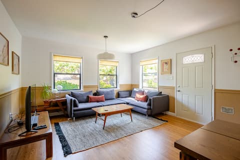 Successful Airbnb property: Calm mid-century Silver Lake garden apartment in Silver Lake