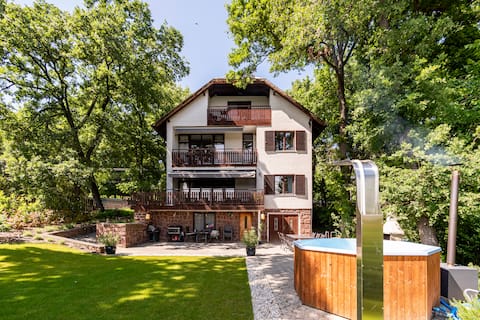 Guesthouse SwallowNest with Lake View