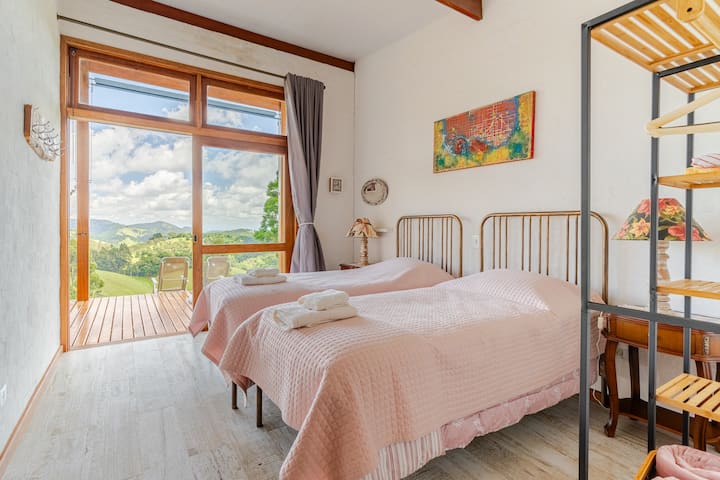 Mwonekano wa milima kutoka kitandani