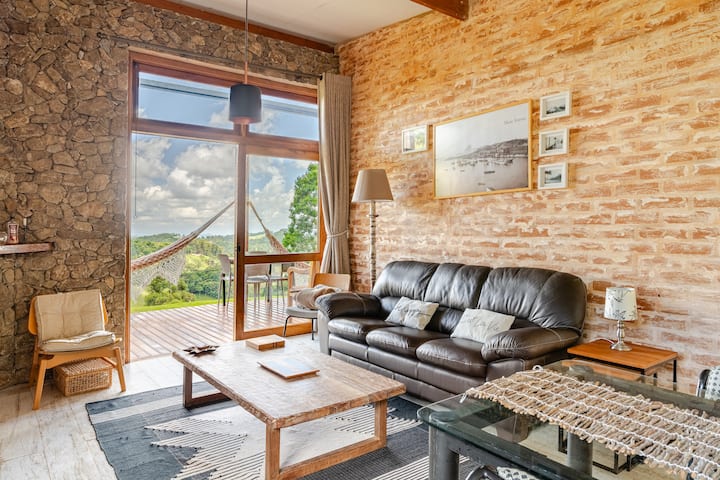 Chumba kilicho na sofa ya ngozi, meza ya kahawa na mapazia ya kuzima 