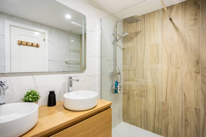 Centric Duplex w/ Private Terrace 3BD/AC/1Go WiFi gallery image 5