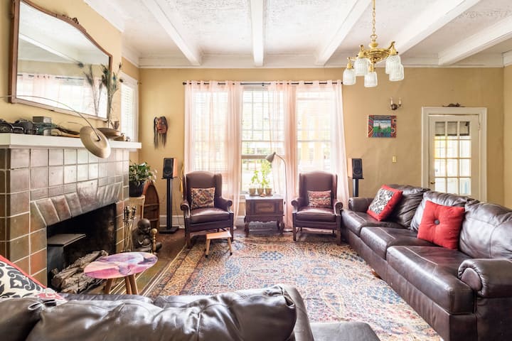 Aardvark Acres Twin Room - Greenville, NC