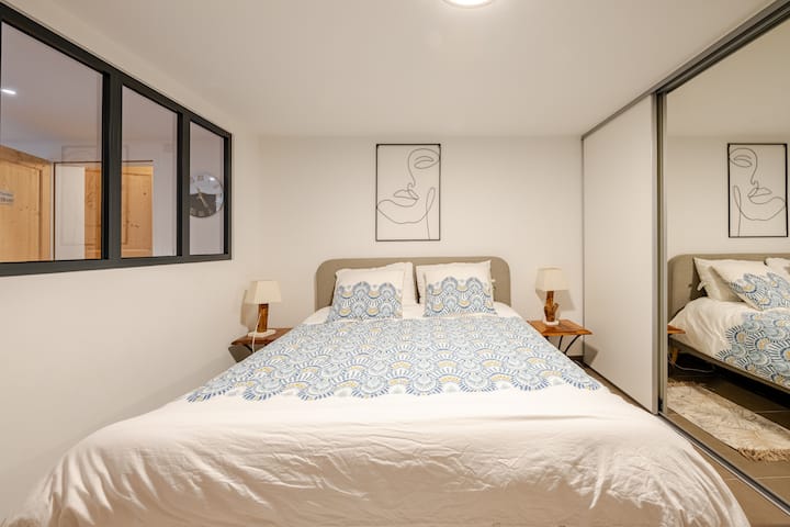 卧室配有1.8米宽双人床（160 x 200厘米），让您倍感舒适。 