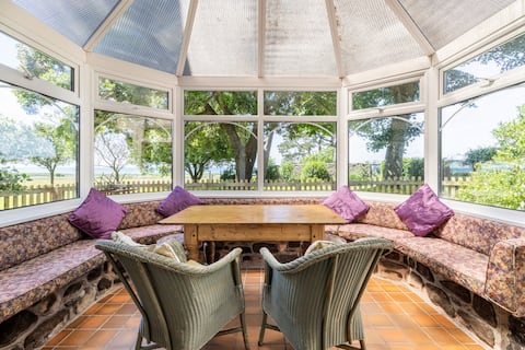 Cheerful 2-bedroom cottage overlooking the sea