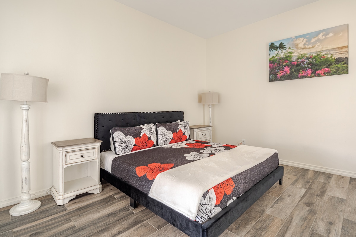 主卧配备加大双人床和独立卫生间/淋浴间。