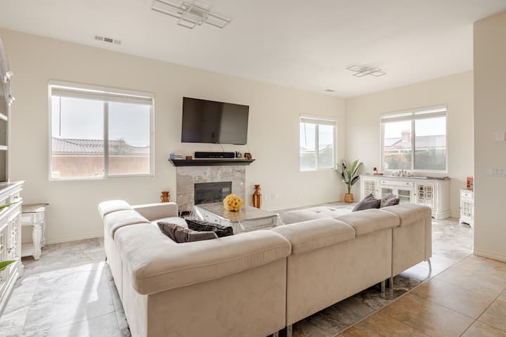 Desert Oasis Retreat | Pool/spa, Game Room & Views - Desert Hot Springs, CA