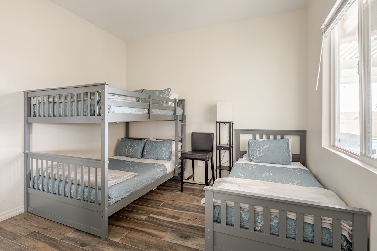 这间卧室配有双层床和一张单人床，非常适合儿童和成人入住！