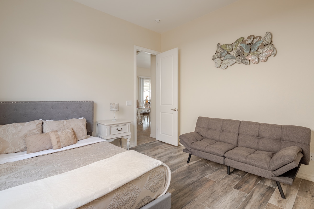 标准双人床（可睡2人）和可折叠沙发床（可睡1人）。