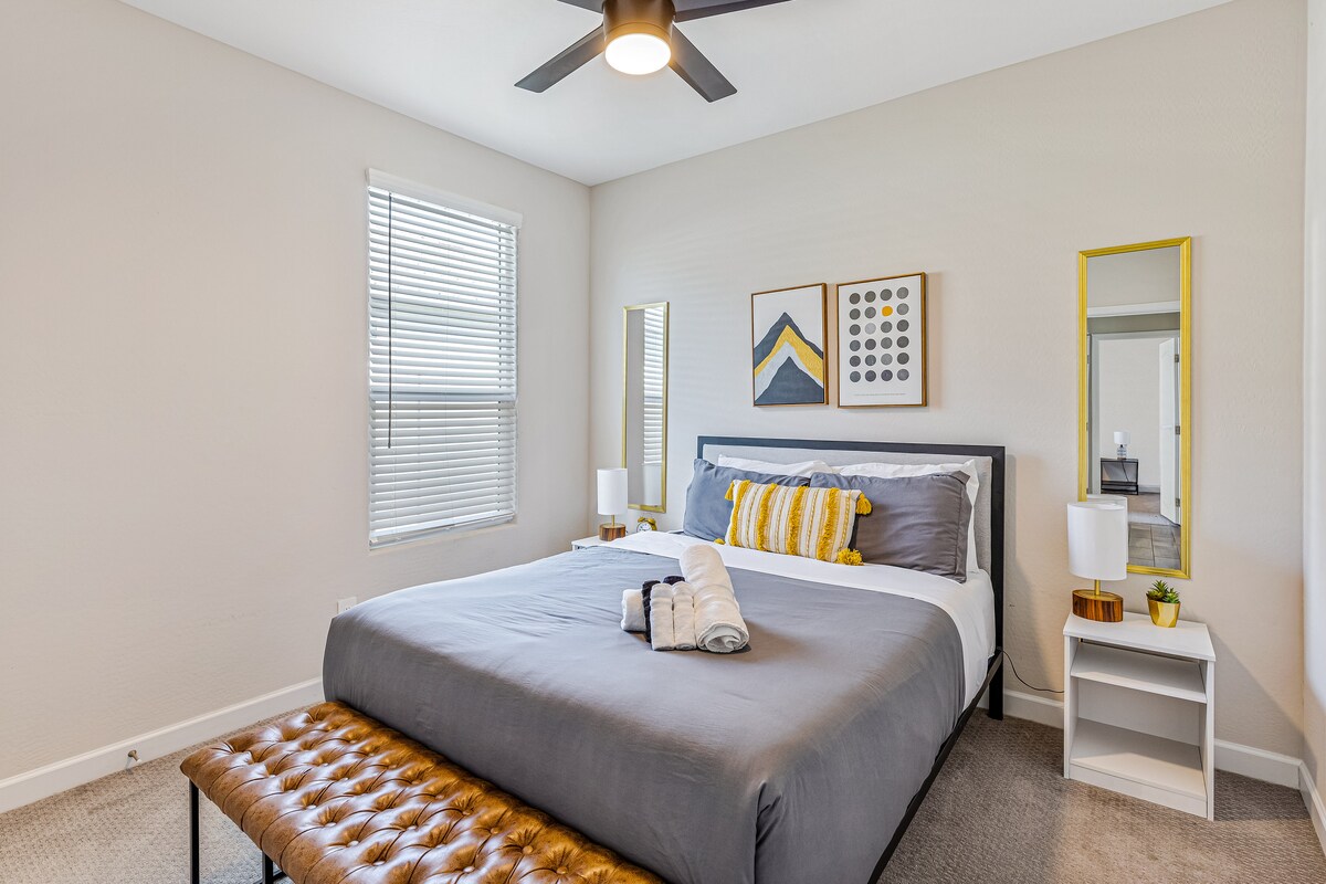 Една од четирите убаво дизајнирани гостински спални соби, во комплет со луксузен брачен кревет и топол, привлечен декор