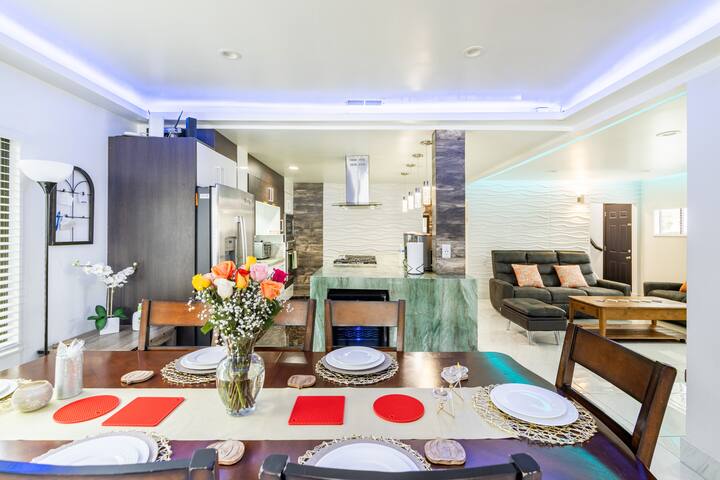 Fascinating 7bd/5ba home, Heart of Silicon Valley! gallery image 3