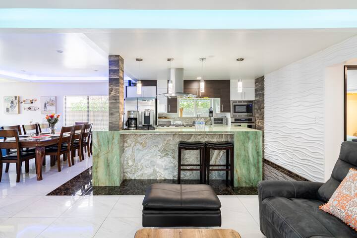 Fascinating 7bd/5ba home, Heart of Silicon Valley! gallery image 4