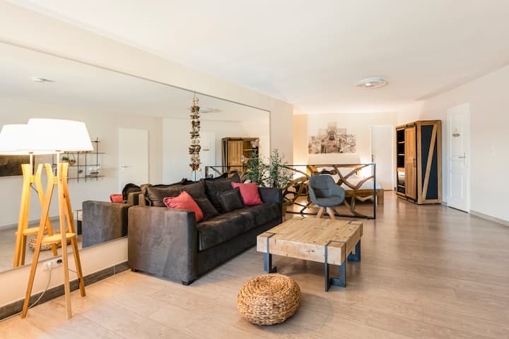 Malazi ni studio nzuri sana ya wazi ya 55 m², yenye vifaa vya ubora 

Hapa: mtazamo wa eneo la kuishi na chumba.