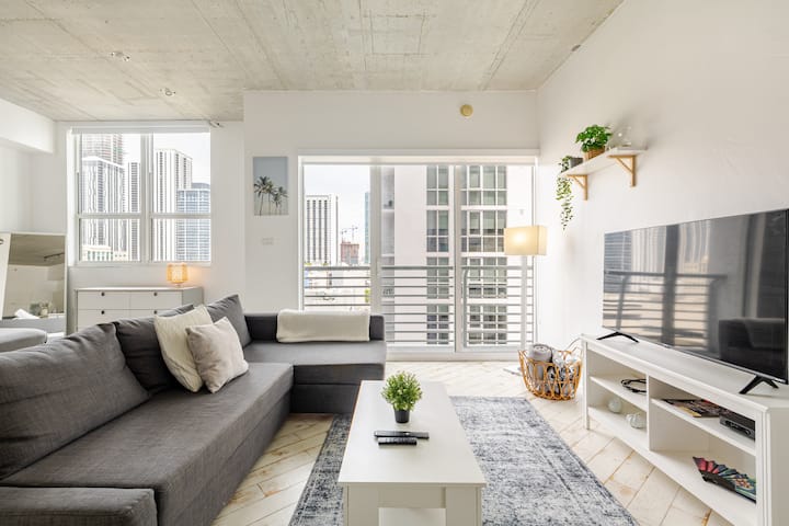 Spacious Studio Apartment With A Balcony - Miami, FL