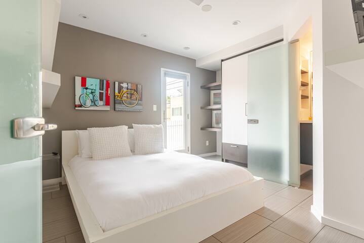 Crown Jewel in Mission Beach w/ rooftop hot tub gallery image 3