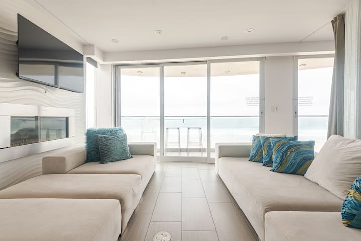 Crown Jewel in Mission Beach w/ rooftop hot tub gallery image 2