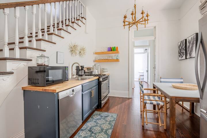 Uptown Victorian Townhouse 3 King Ensuite Bedrooms gallery image 3