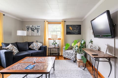 Popular Airbnb listing: Scenic View Apt between Saratoga and Lake George in Albany / Schenectady / Troy