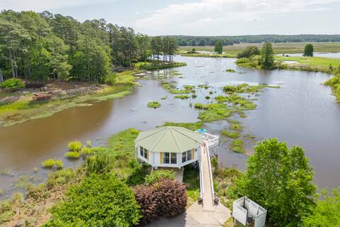Cozy Cottage On The Water