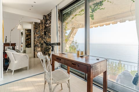 Luxurious romantic apartment with a sea view