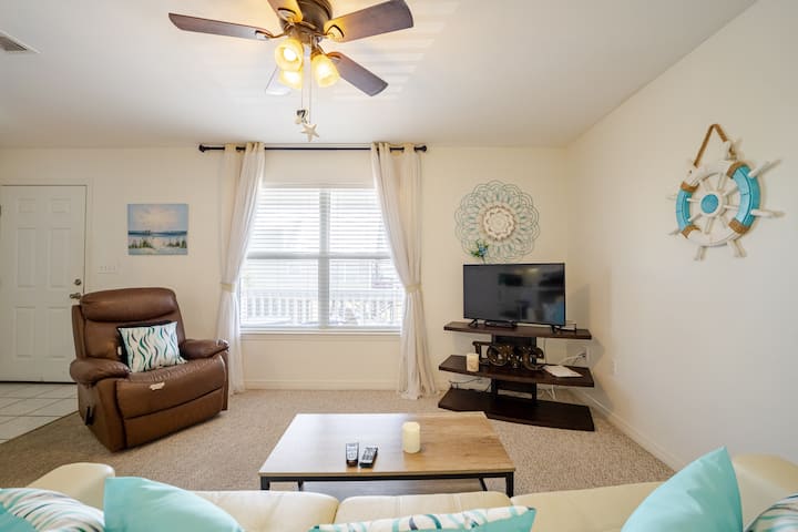 Lovely 2br/2ba.west Beach Condo| Walk To The Beach - Gulf Shores, AL
