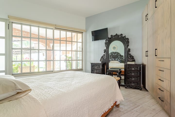 ¿Quién necesita un spa cuando tienes esta habitación de ensueño? ✨ ¡Dile adiós al estrés y hola a la calma!