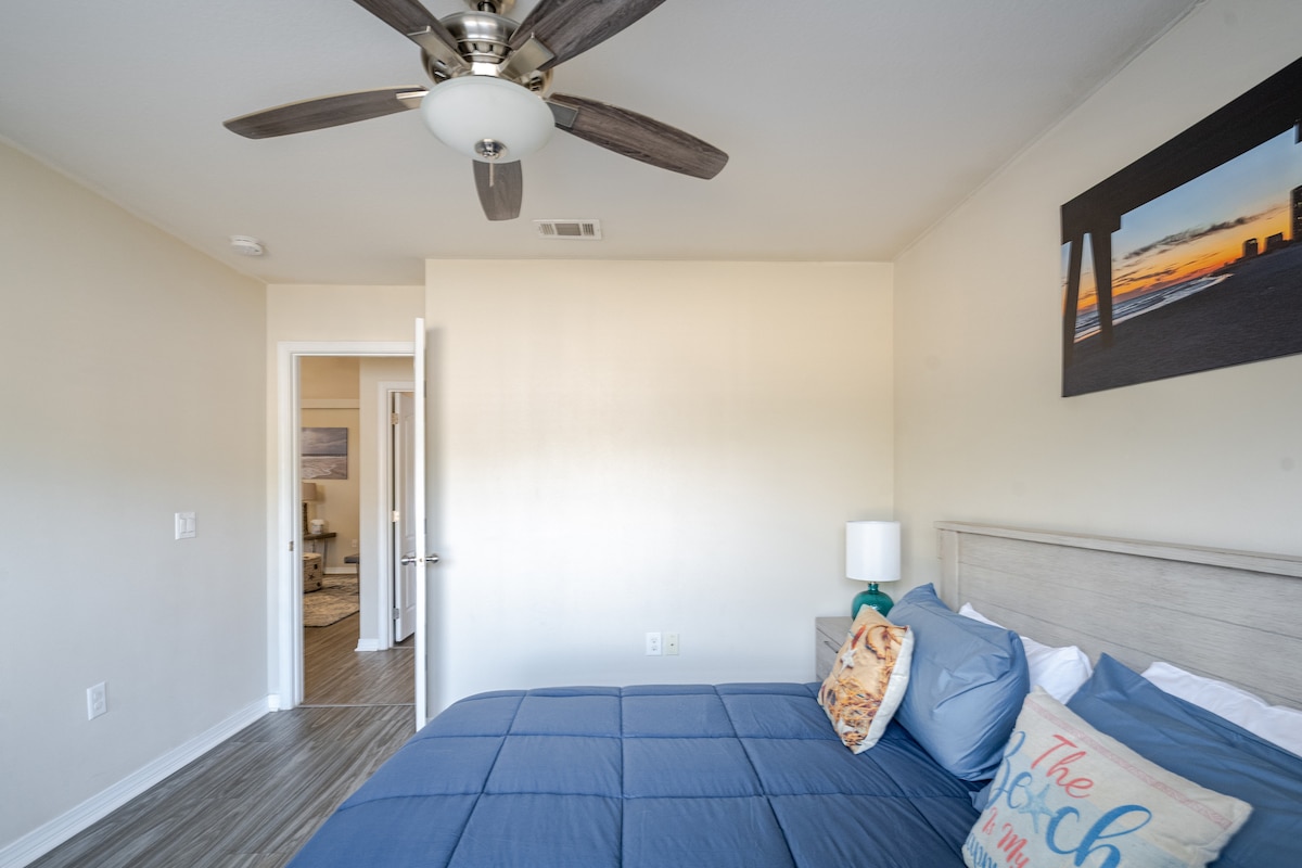 استرخ في غرفة النوم التي تحتوي على سرير كبير فاخر ومنضدة جانبية وخزانة ملابس - كل ما تحتاجه لقضاء ليلة نوم مريحة!