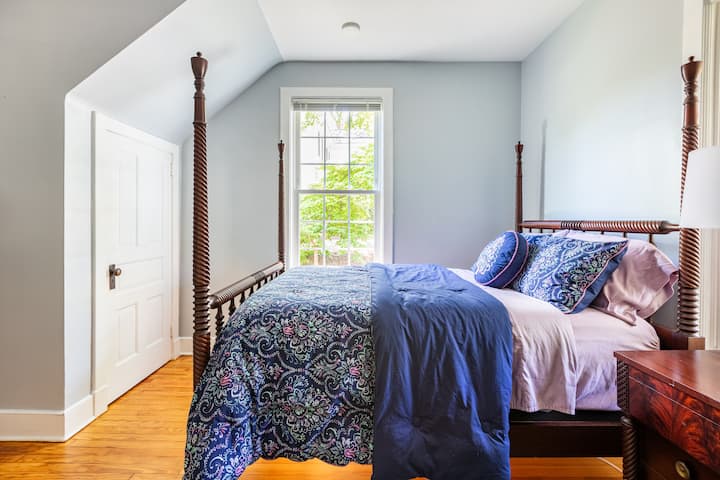 Chumba cha kwanza cha kulala kilicho na kitanda kamili chini ya ghorofa