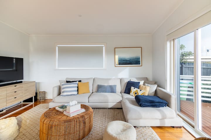 Relaxing beachside holiday home with outdoor spa!