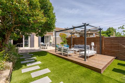 Warm and modern house with hot tub