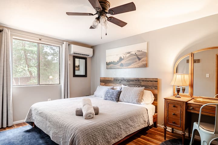 בחדר השינה הגדול יותר יש מיטת קינג סייז ויחידת חימום/קירור משלו כדי לספק בדיוק את הטמפרטורה הנכונה. 