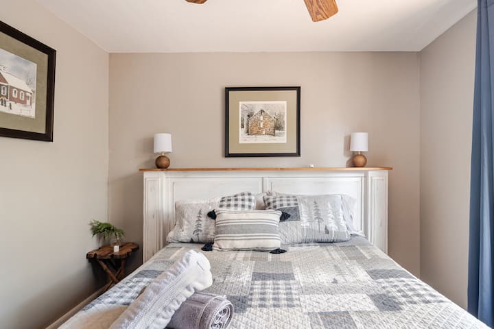 בחדר השינה הקטן יותר יש מיטת קווין סייז ויש לו גם יחידת חימום/קירור משלו כדי לספק את טמפרטורת השינה המושלמת.