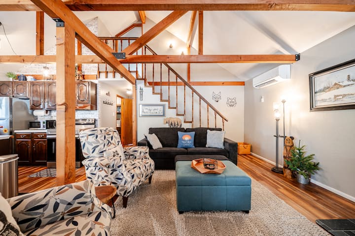 הסלון מספק מקום נוח להירגע אחרי יום של הרפתקאות. הספה הנפתחת מספקת מיטה בגודל מלא נוספת. יש שני כיסאות נוח, טלוויזיה 47אינץ'עם נטפליקס ומספר אפשרויות ערוץ בחינם. 