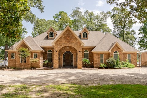 Luxurious 6 bedroom home on beautiful lake