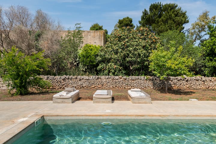 Architects renovated MASSERIA with POOL at the SEA