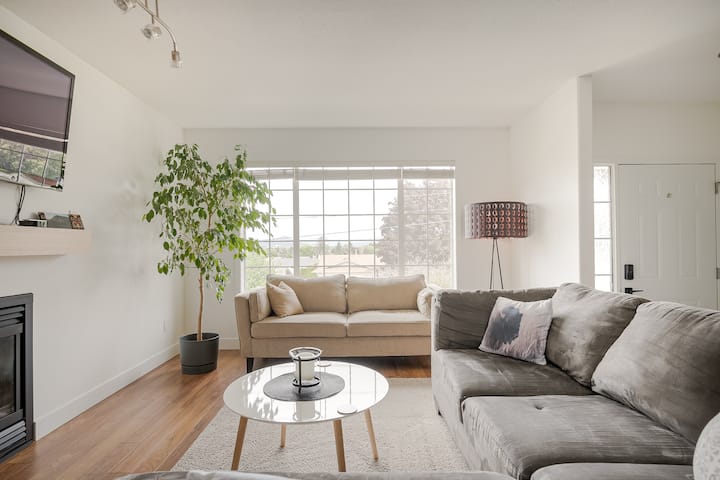 Central, Beautiful View & Zen Backyard—home Away! - Kelowna