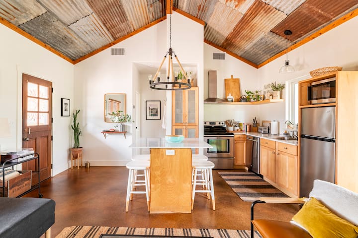 HillCountry Cottage-13 mi to downtown Austin