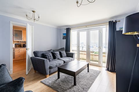 Lovely 3 bed apartment with great marina views