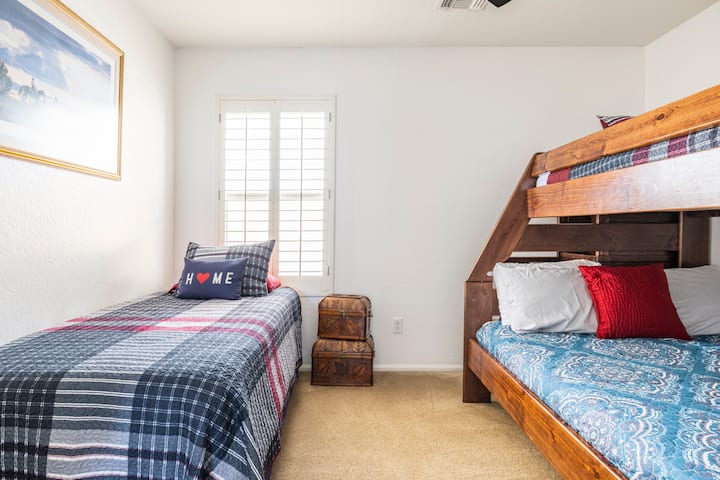 Dos camas individuales y una cama de matrimonio