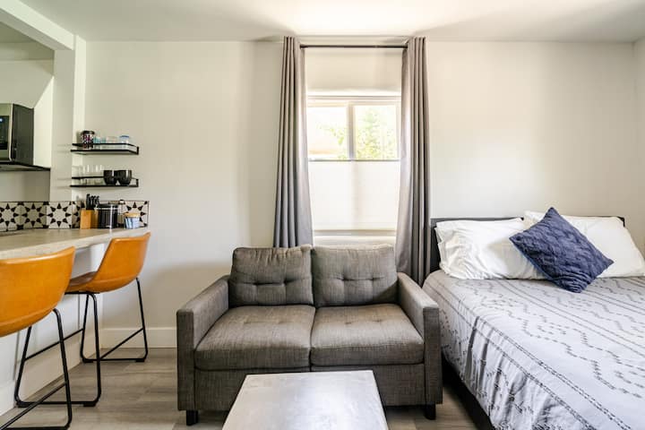 Abq Stunner Studio! Cute Kitchen! Private Parking! - ニューメキシコ州