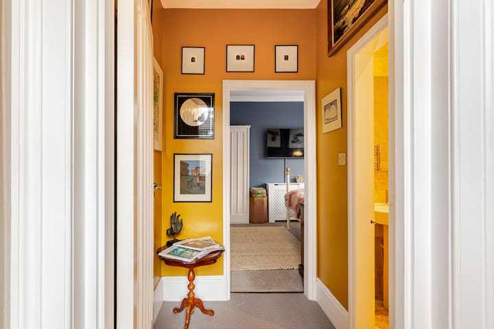 Chic Apartment Retreat Close to Richmond Park gallery image 4