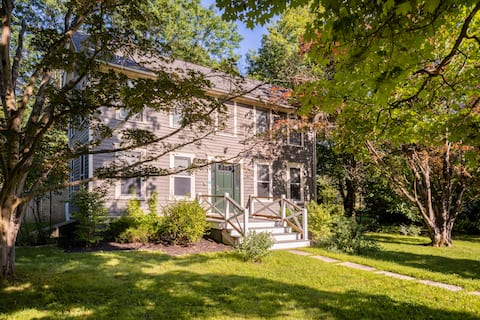 Pet-Friendly, Quiet Haven in Center of Tivoli