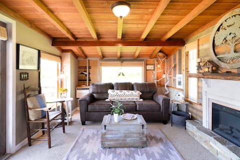 Top Airbnb: Whimsical Vista Treehouse in Vista