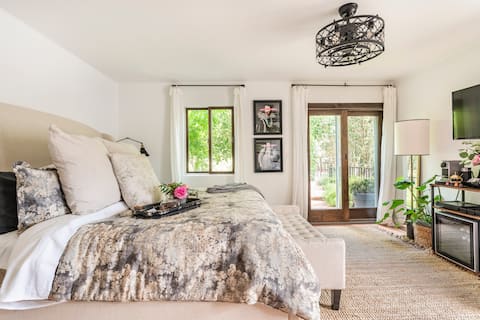 Los Olivos Private Room w/ Gated Jacuzzi & Garden