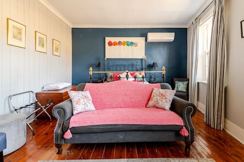 The Loft; bright heritage apartment central Auburn