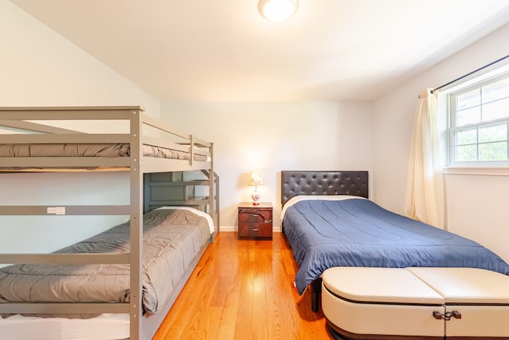 Bedroom #5 - Queen Bed plus an additional twin size bunk bed with pull out trundle.