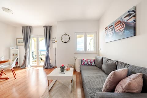 Popular Airbnb listing: Beach apartment Marta 2 with amazing Sea View in Žedno